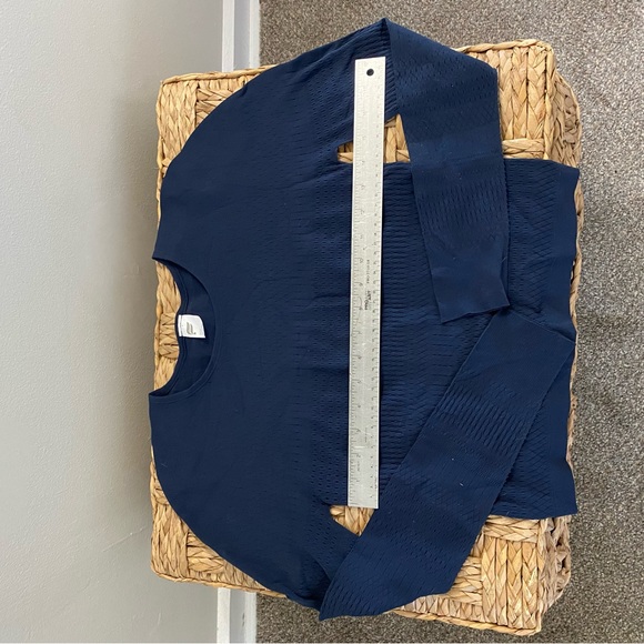 Fabletics long sleeve work-out top with cutout detail. - Picture 3 of 3